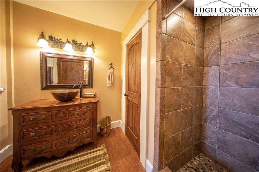 Image number 2 for the current listing