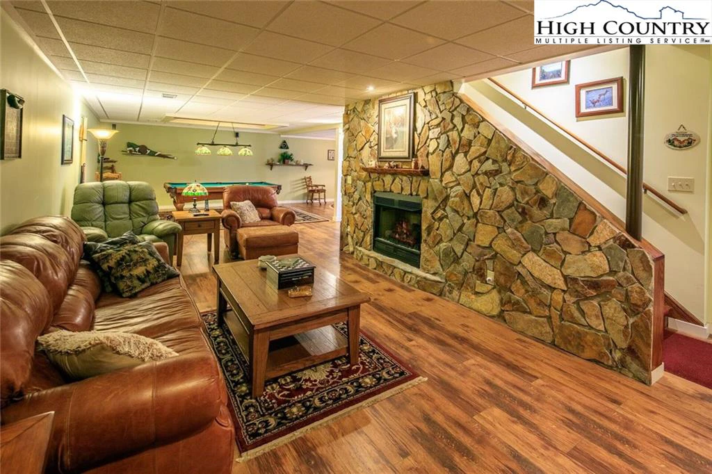 Image number 5 for the current listing