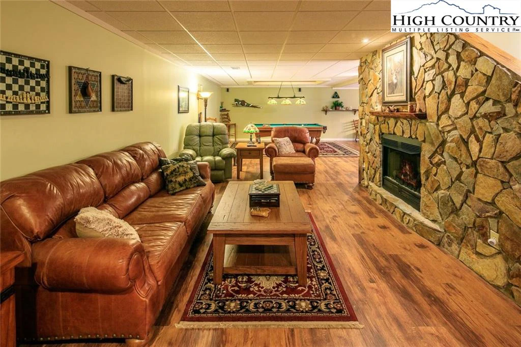 Image number 8 for the current listing