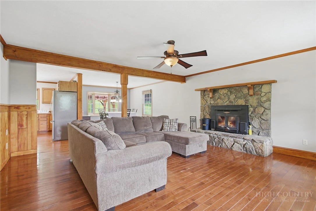 Image number 3 for the current listing