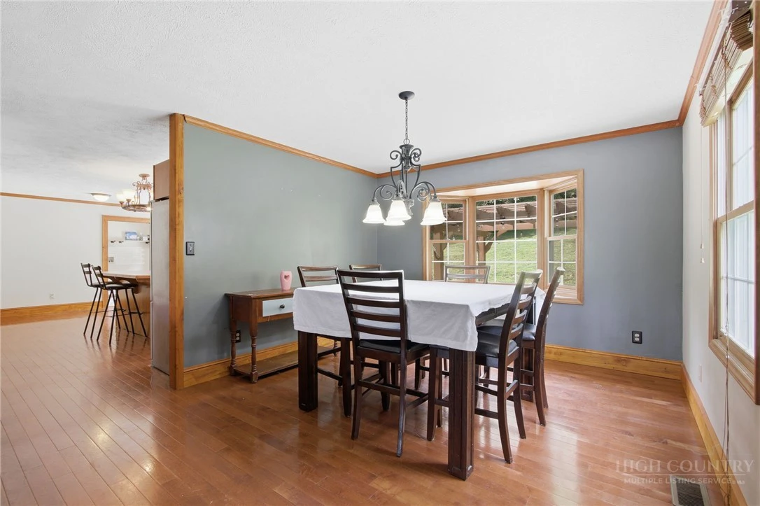 Image number 14 for the current listing
