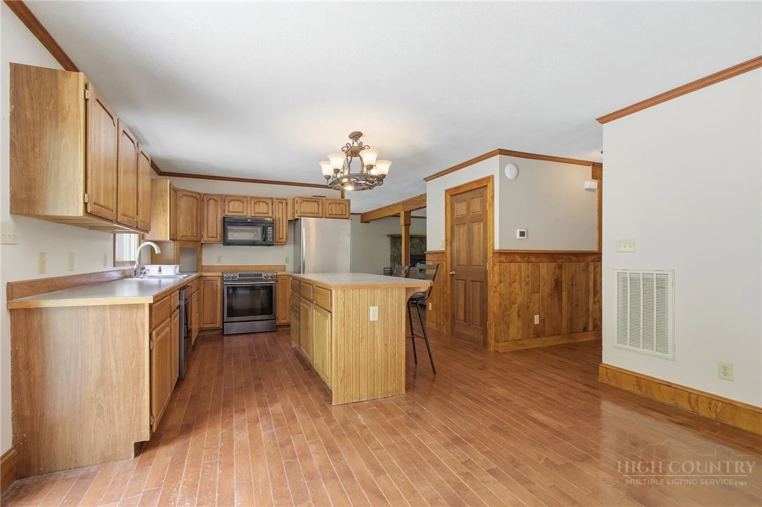 Image number 5 for the current listing