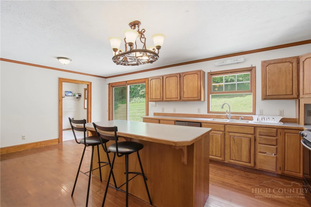Image number 7 for the current listing