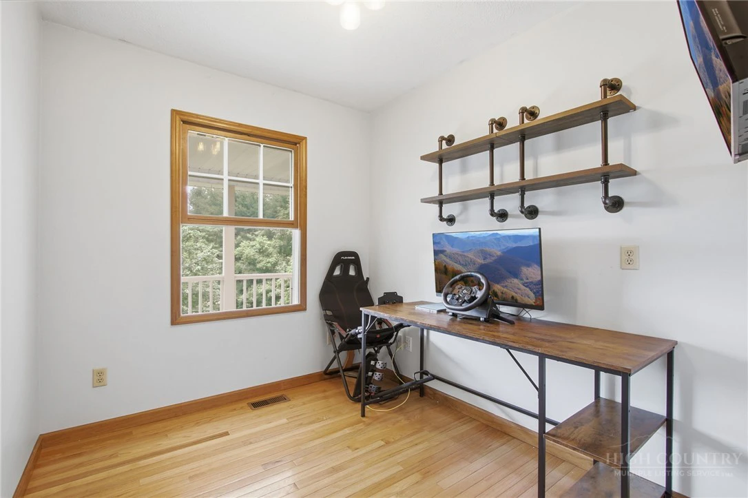Image number 15 for the current listing