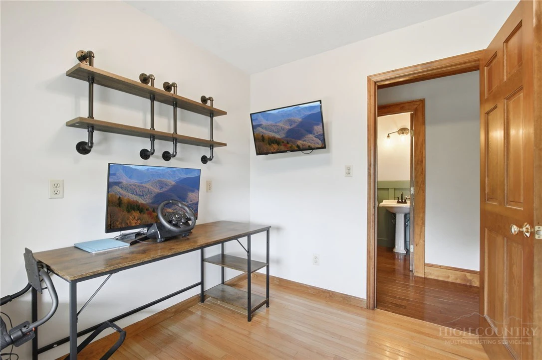 Image number 13 for the current listing