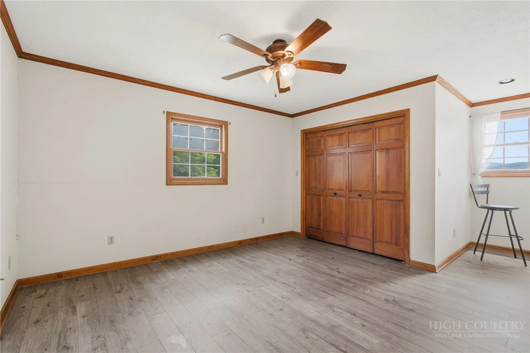 Image number 19 for the current listing
