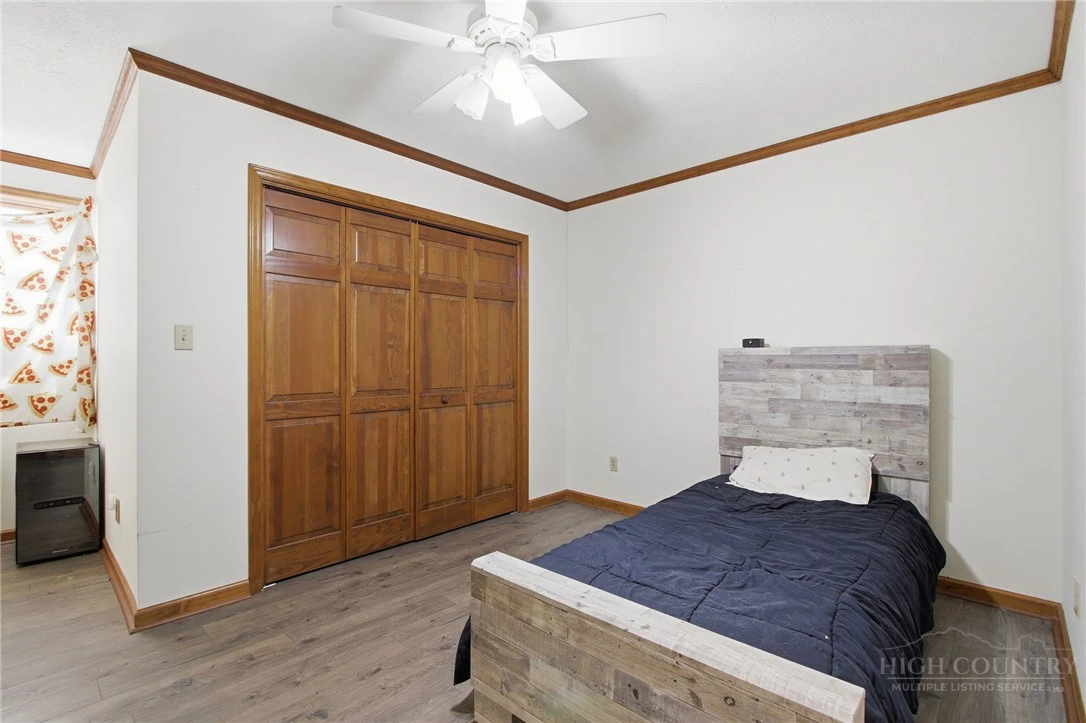 Image number 20 for the current listing