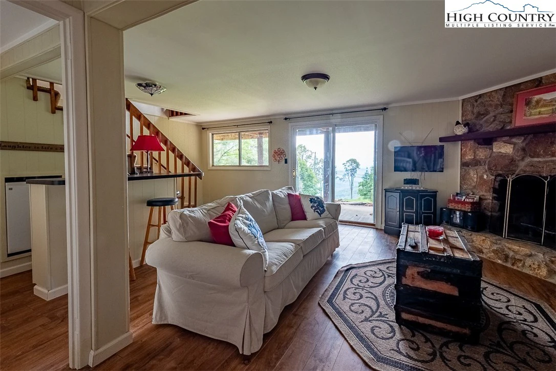 Image number 11 for the current listing