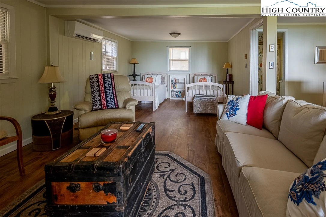 Image number 9 for the current listing