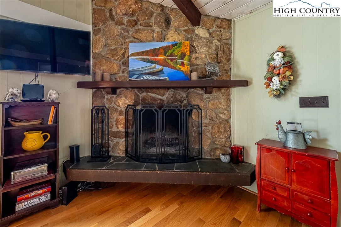 Image number 19 for the current listing