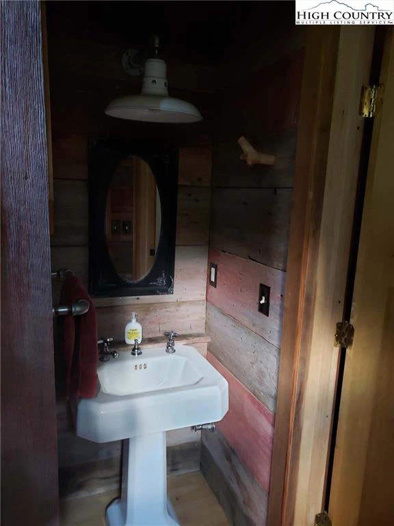 Image number 9 for the current listing