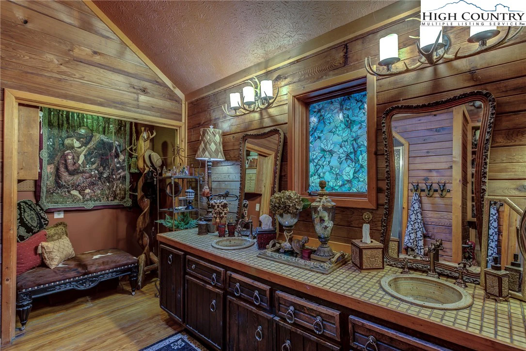 Image number 13 for the current listing