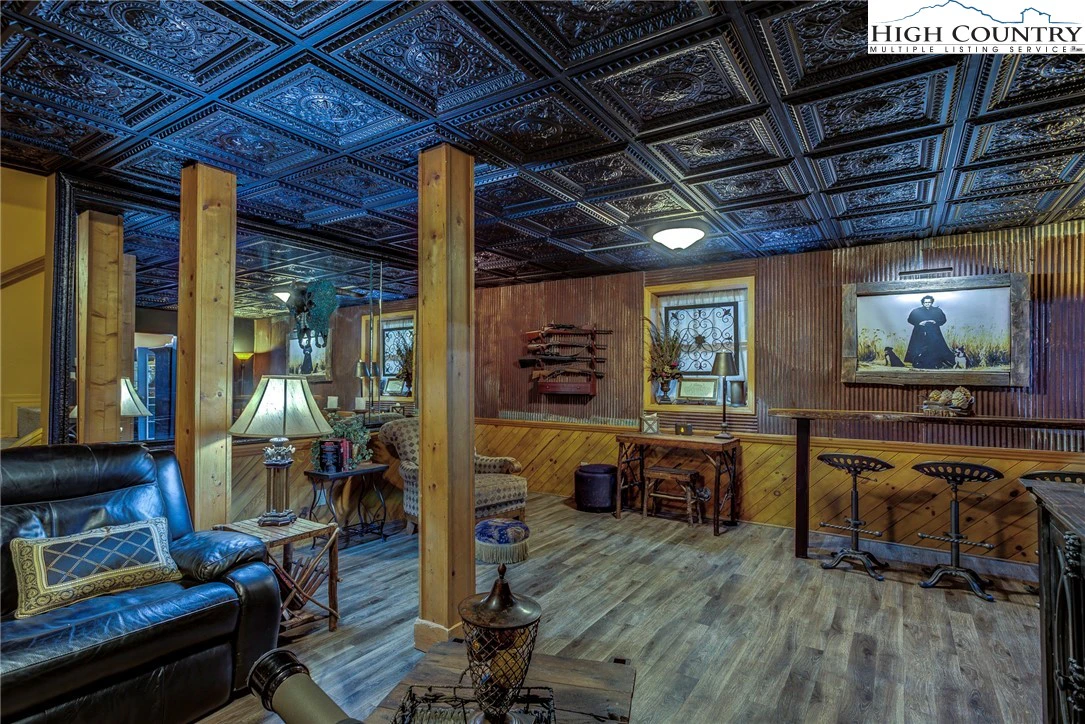 Image number 12 for the current listing