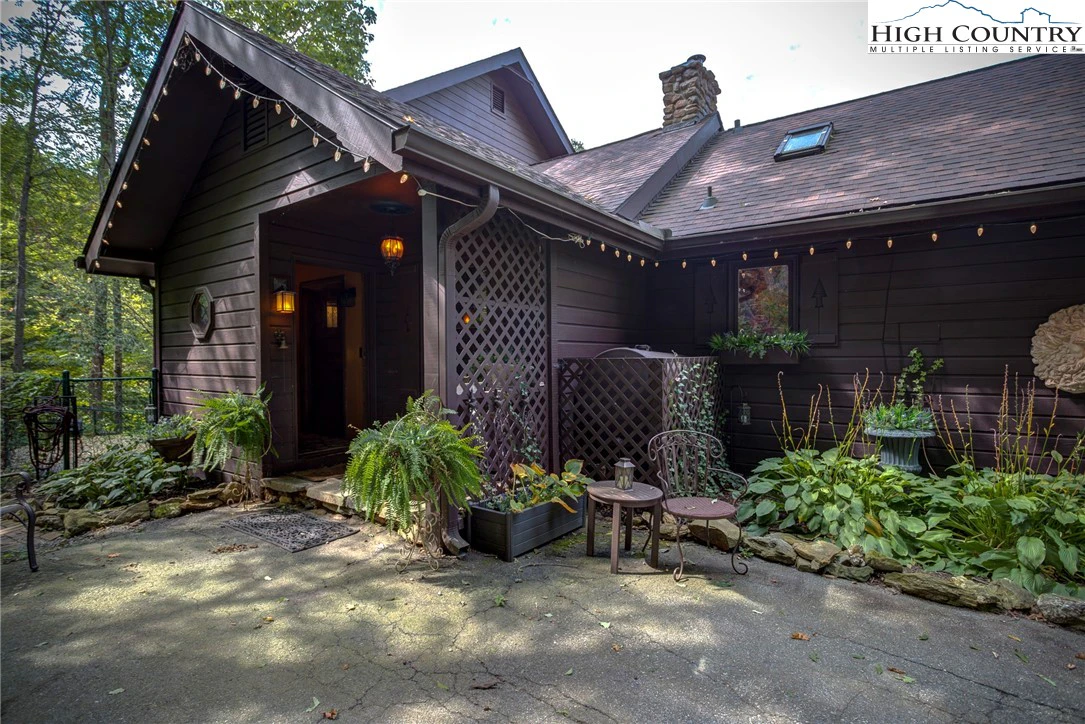 Image number 1 for the current listing