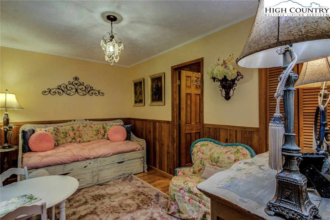 Image number 10 for the current listing