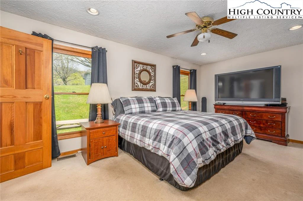 Image number 8 for the current listing