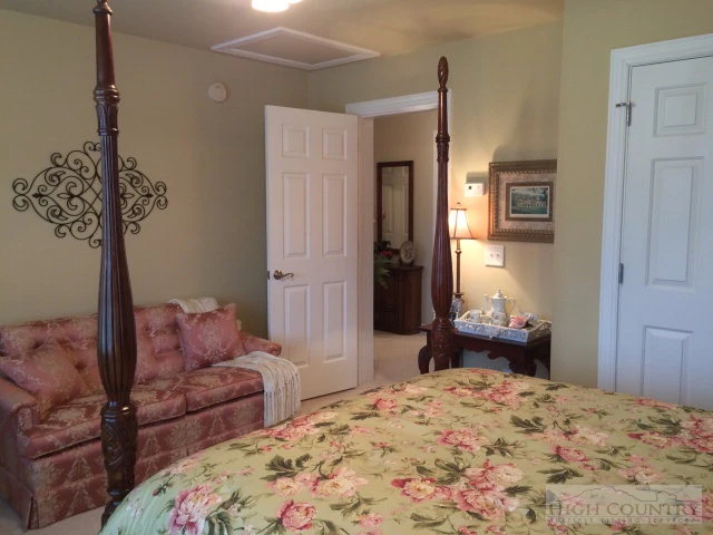Image number 11 for the current listing