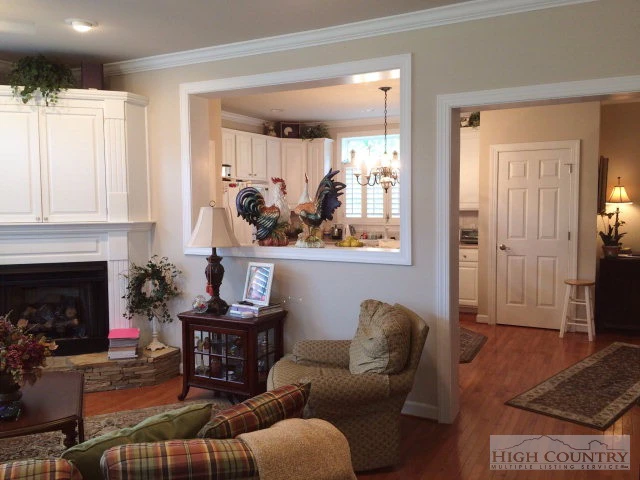 Image number 2 for the current listing