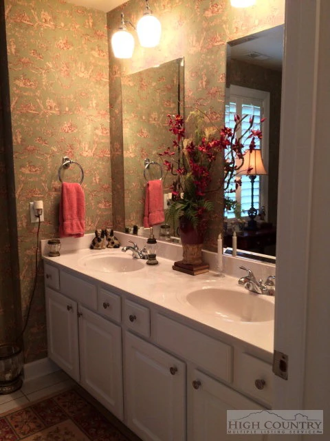 Image number 13 for the current listing