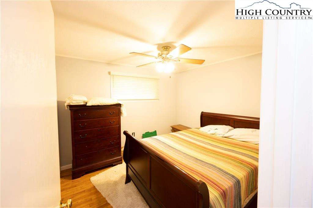 Image number 3 for the current listing