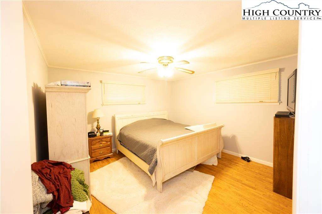 Image number 4 for the current listing