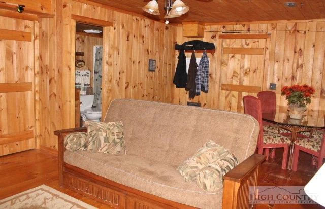 Image number 15 for the current listing