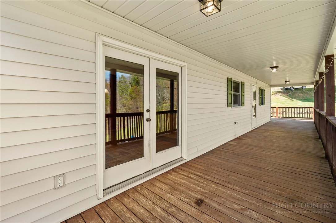 Image number 19 for the current listing