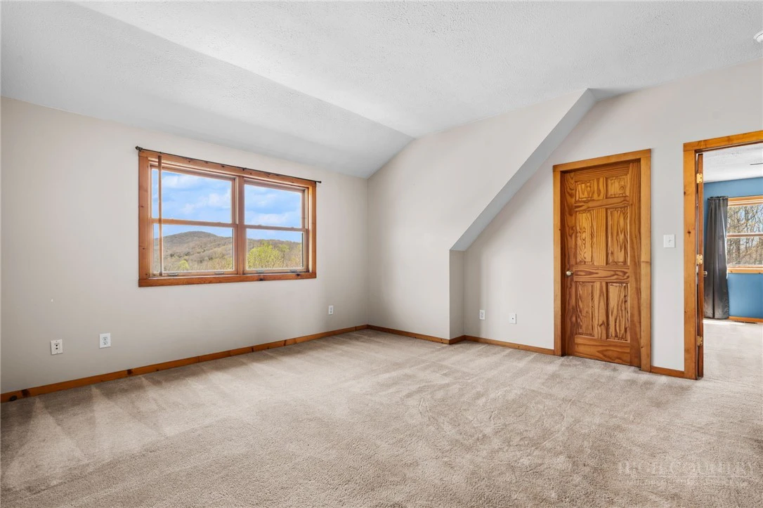 Image number 13 for the current listing