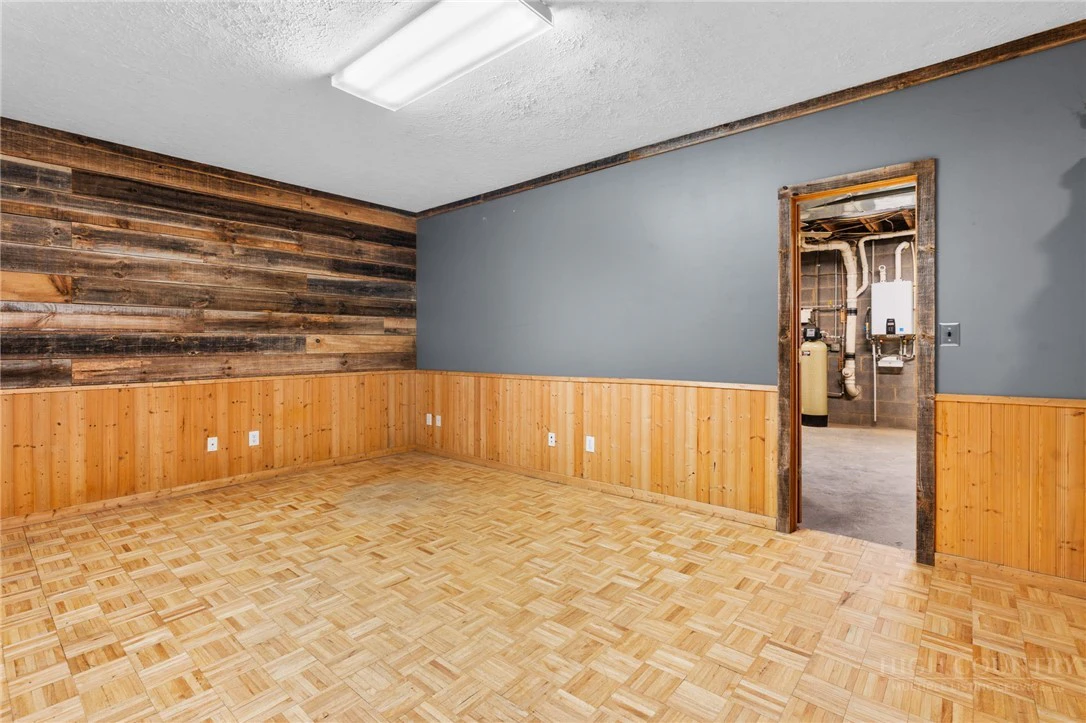 Image number 15 for the current listing