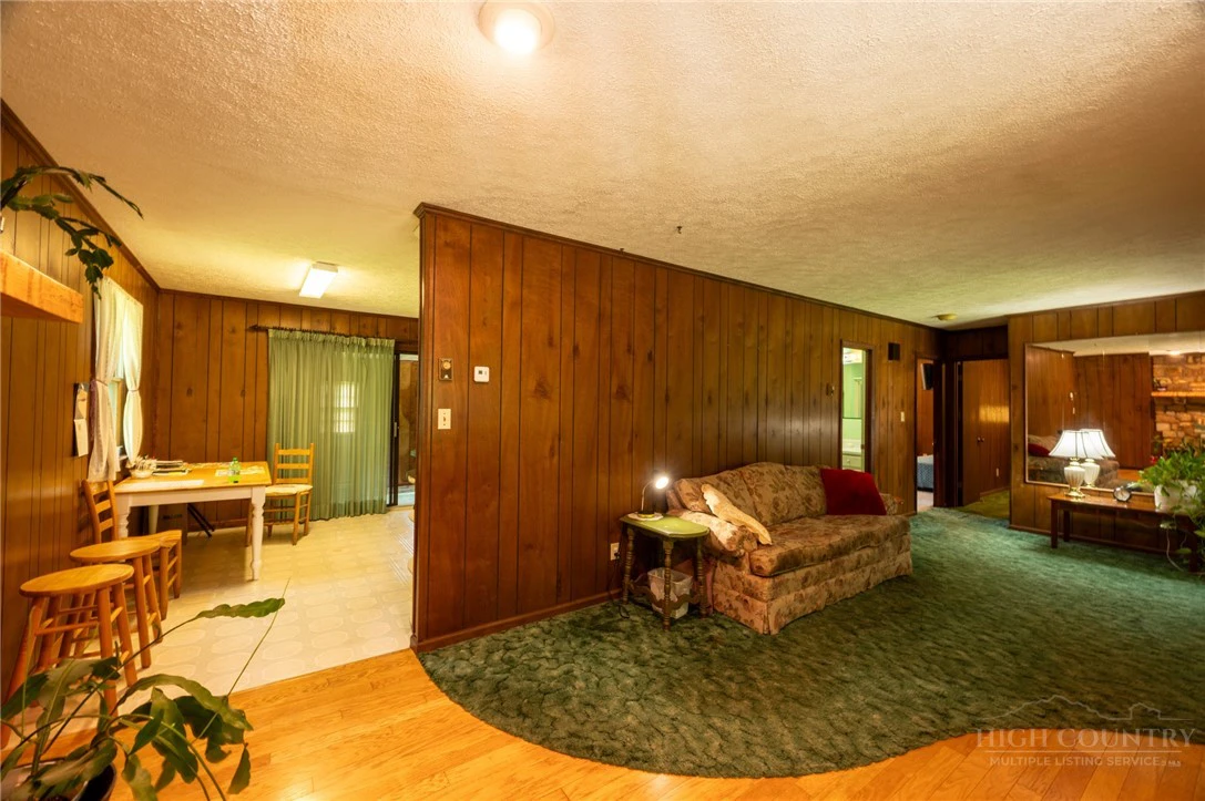 Image number 11 for the current listing