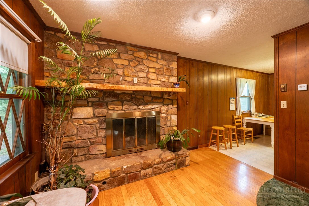 Image number 13 for the current listing