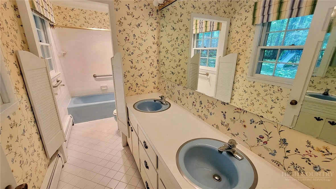 Image number 11 for the current listing