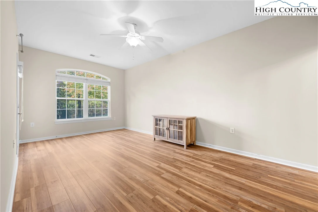 Image number 15 for the current listing