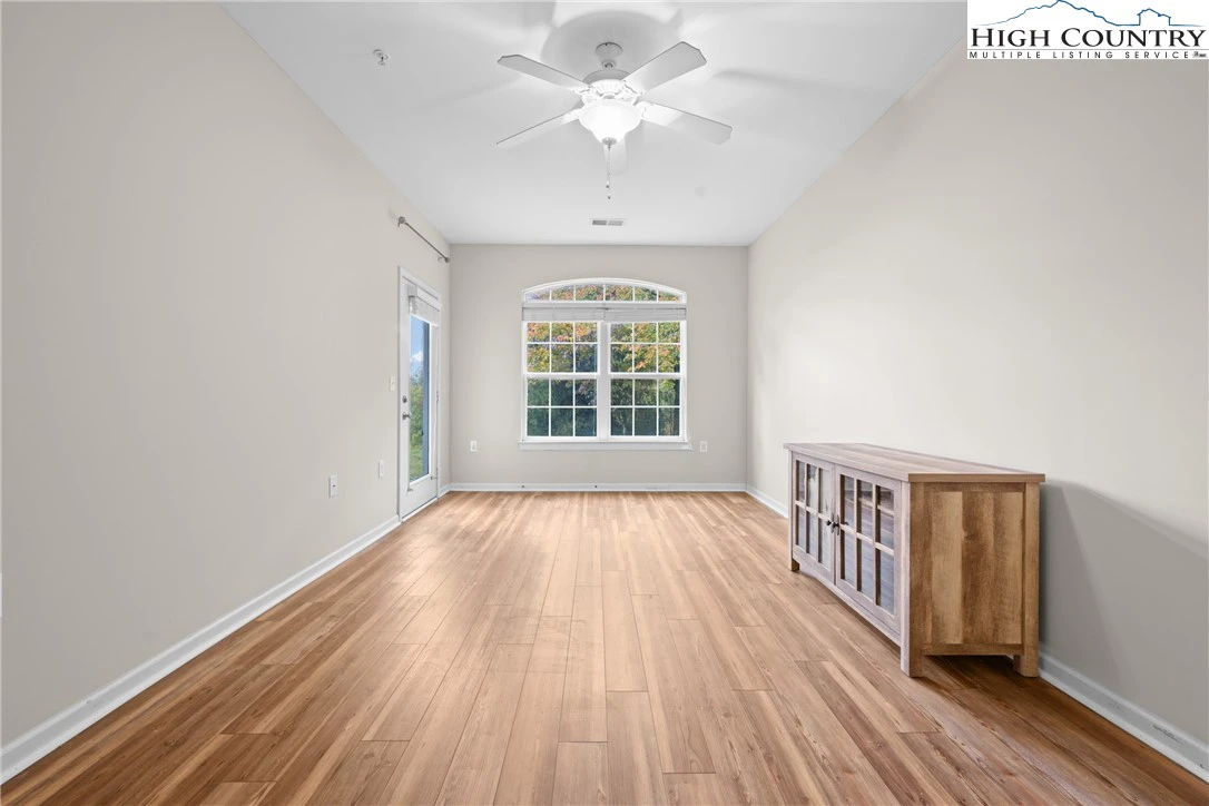 Image number 14 for the current listing