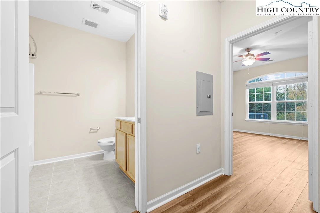 Image number 11 for the current listing