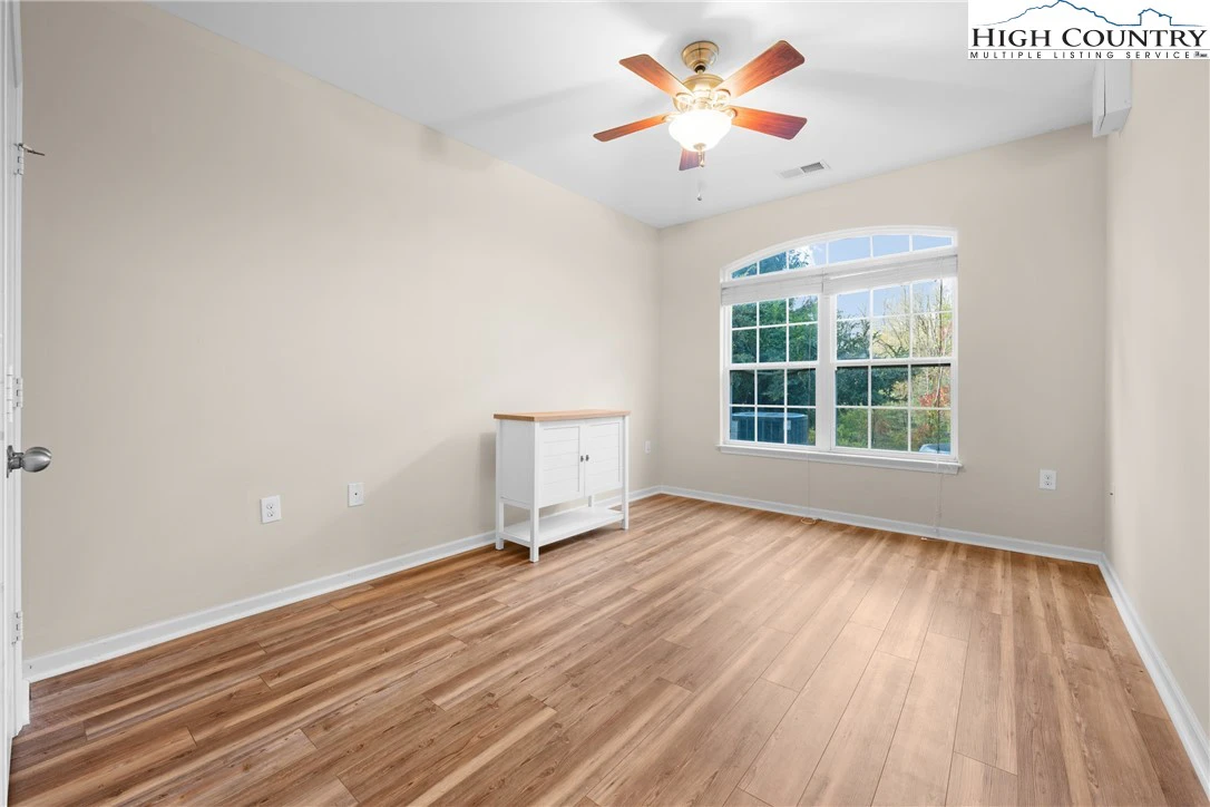 Image number 8 for the current listing