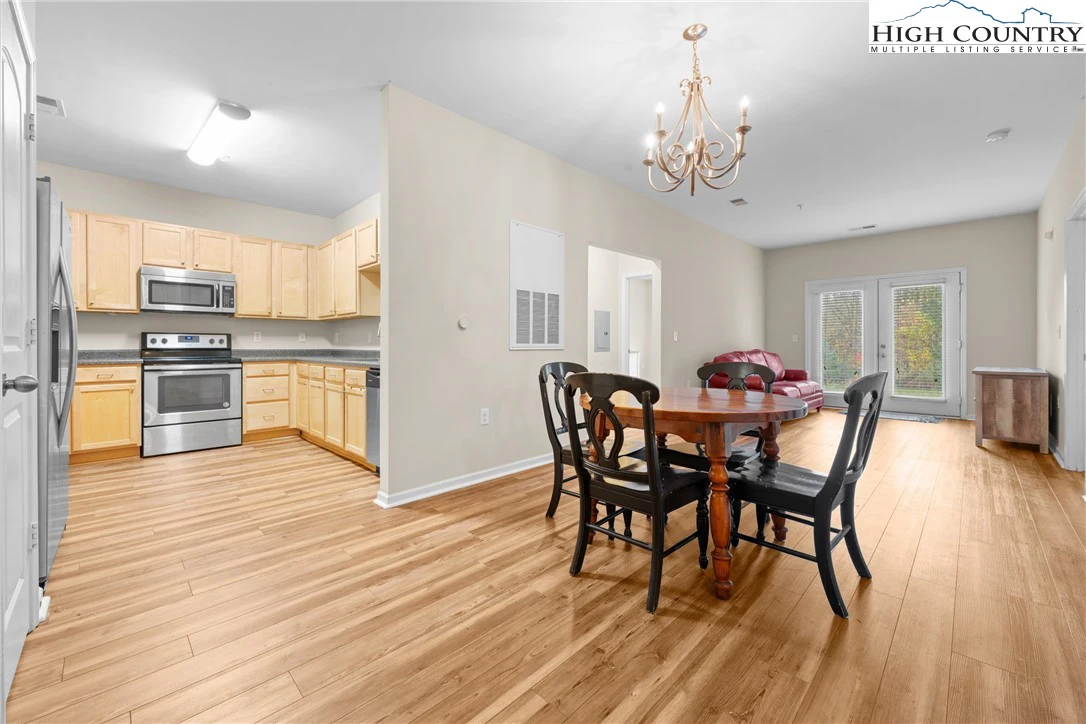 Image number 21 for the current listing