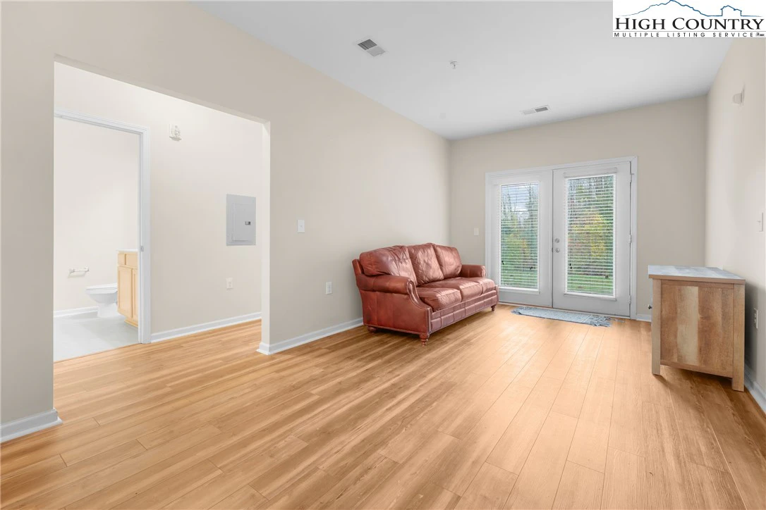 Image number 19 for the current listing