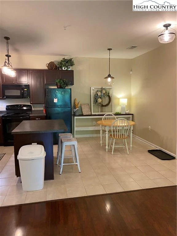 Image number 16 for the current listing