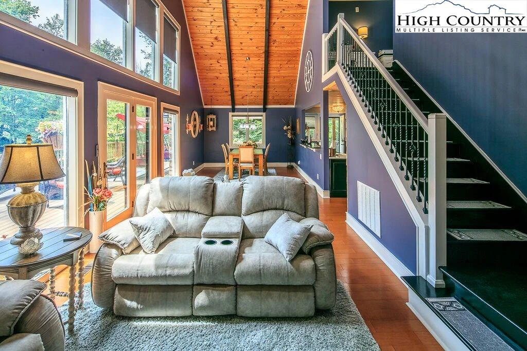 Image number 3 for the current listing