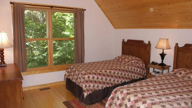 Image number 17 for the current listing