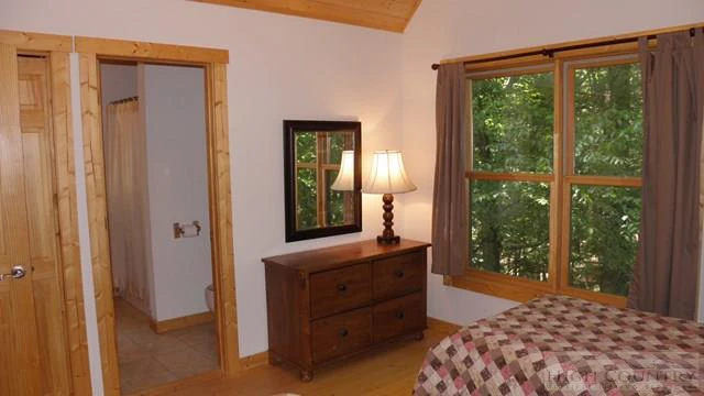 Image number 2 for the current listing