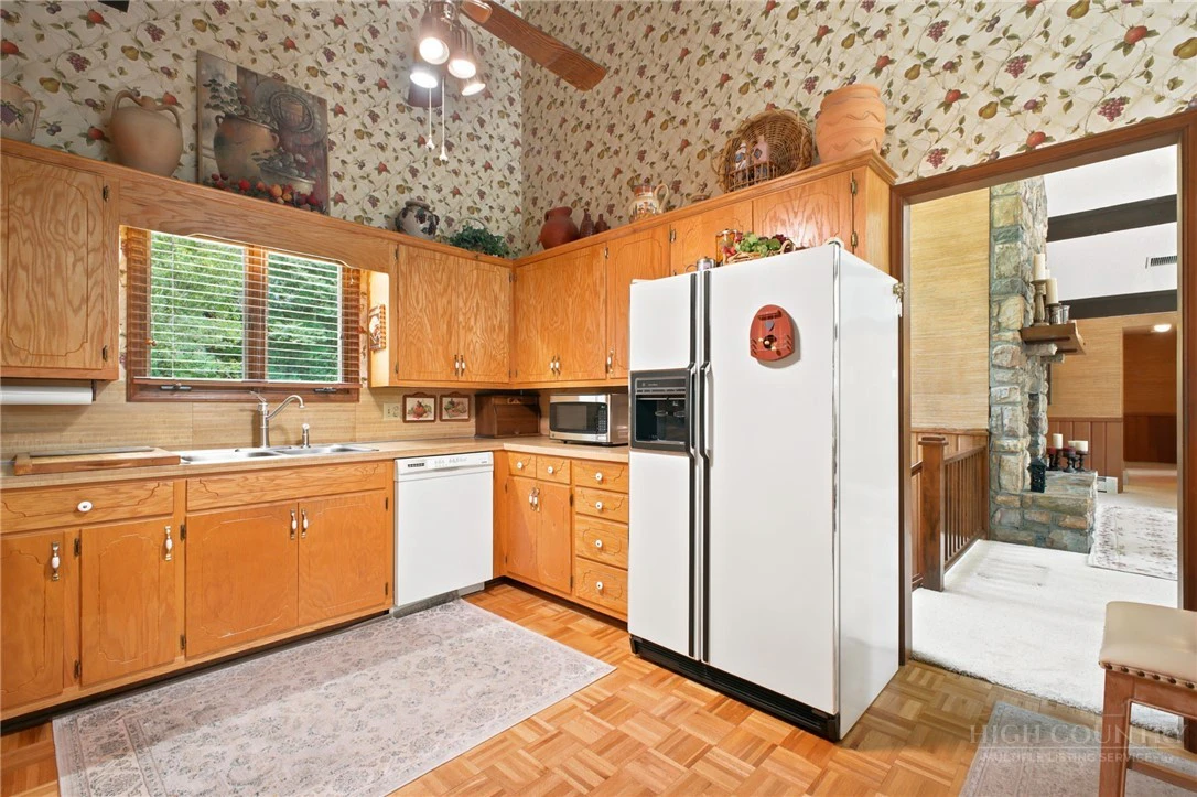 Image number 15 for the current listing