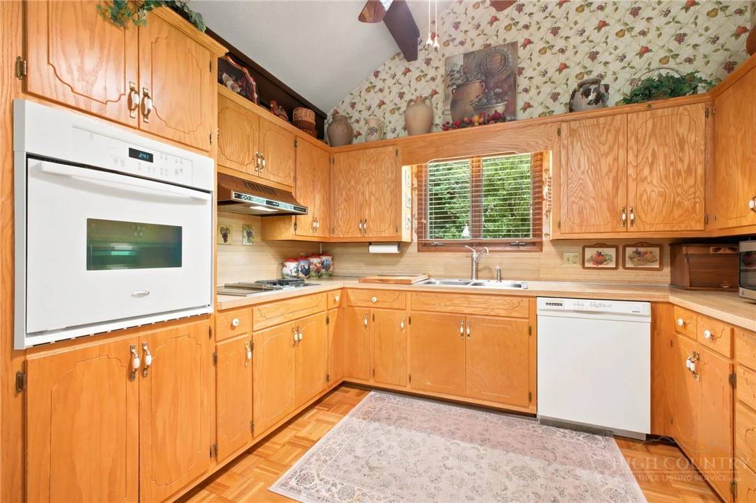 Image number 18 for the current listing