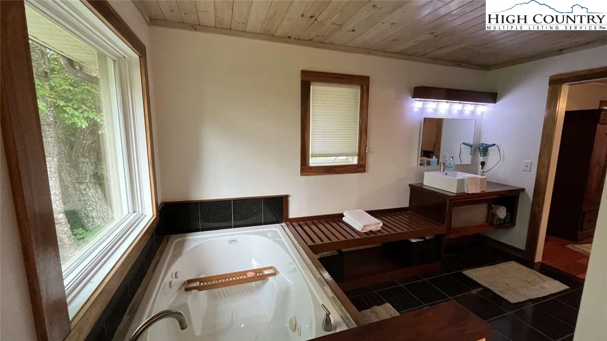 Image number 7 for the current listing