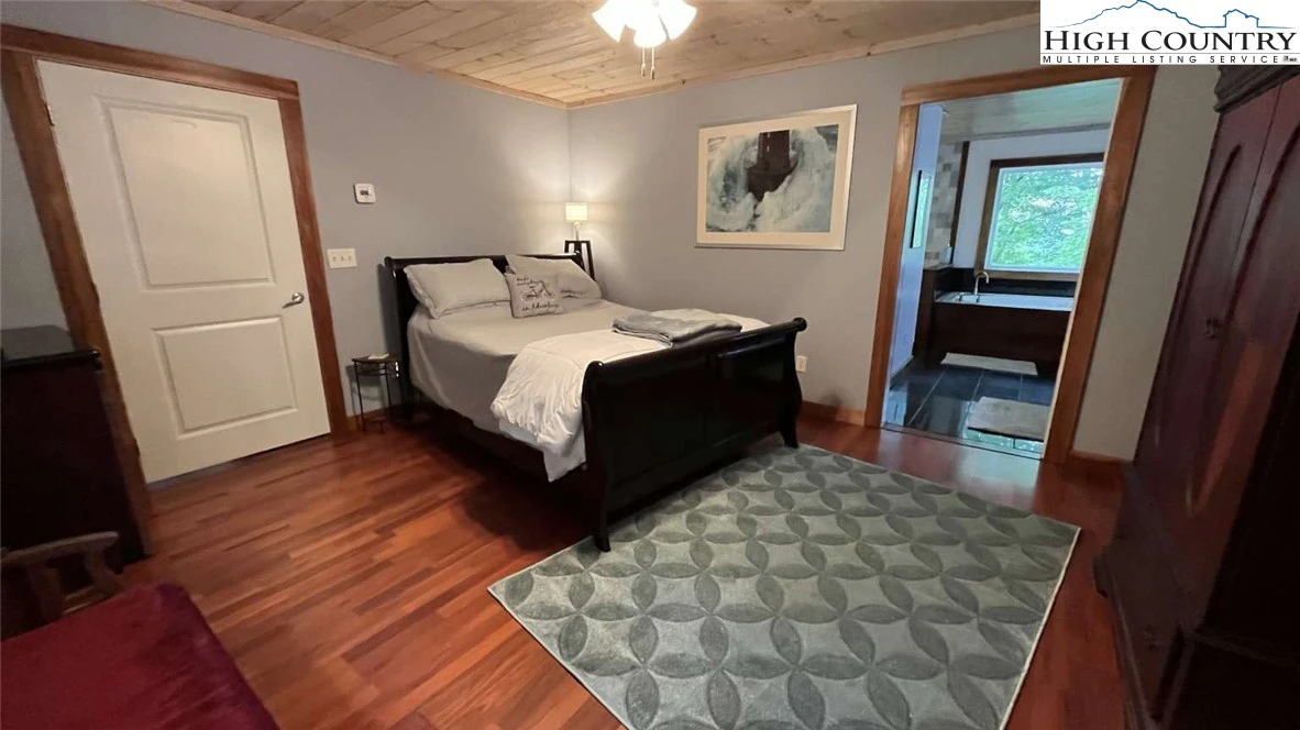 Image number 9 for the current listing