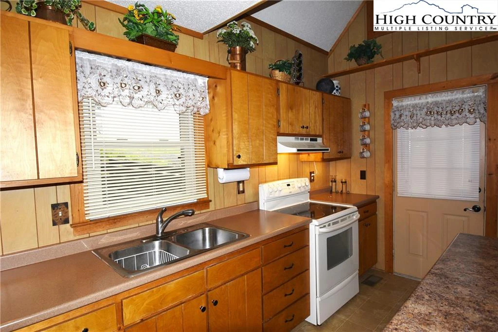 Image number 15 for the current listing