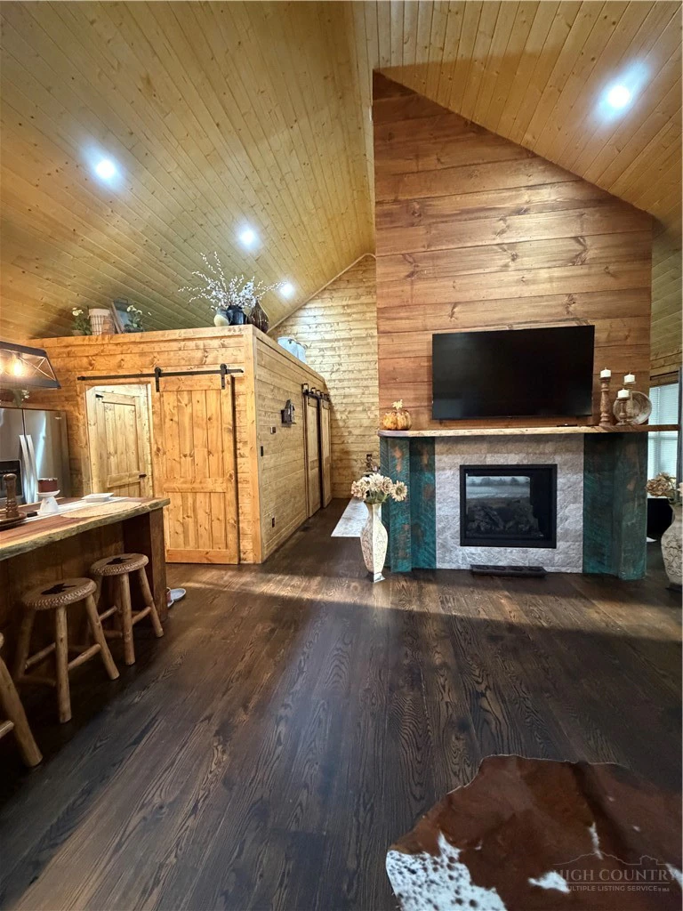 Image number 17 for the current listing