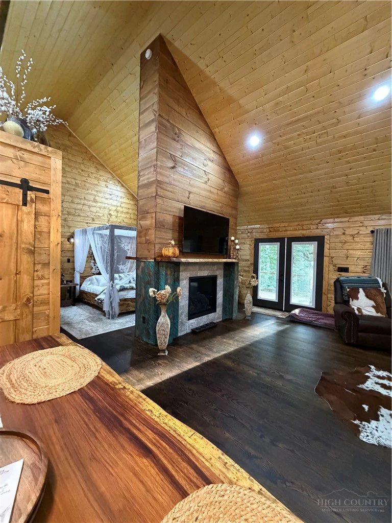 Image number 16 for the current listing