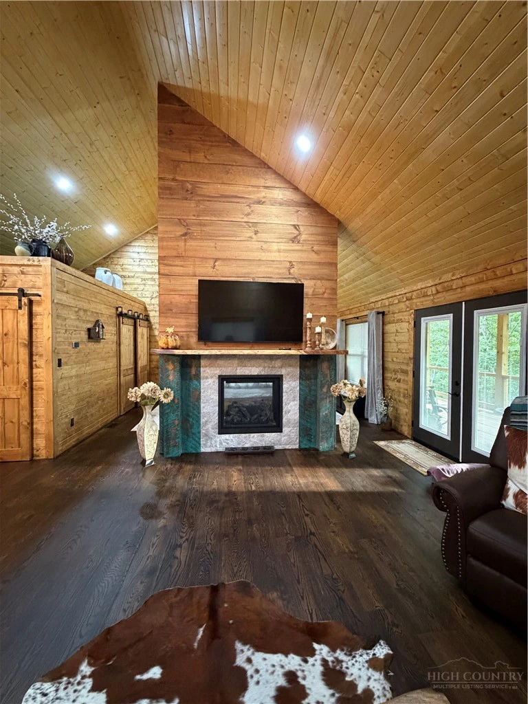 Image number 15 for the current listing